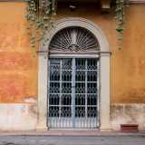 Il portone per� non � pi� quello ottocentesco: fu sostituito da una pi� semplice porta ad arco per adattarlo alle nuove esigenze del fabbricato